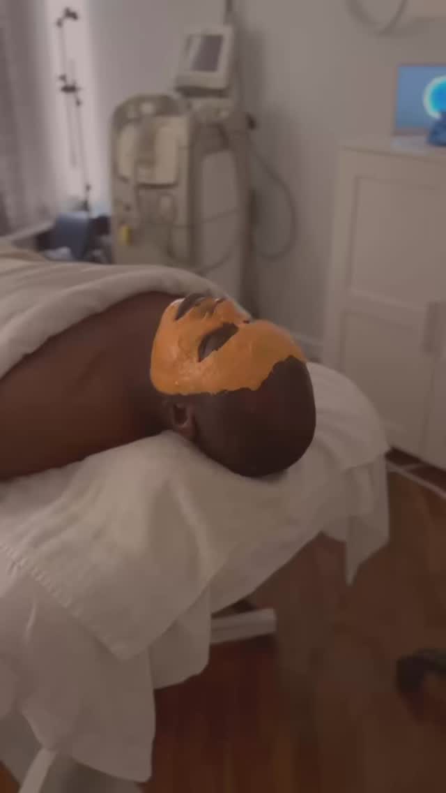 Today’s your pampering day. #sparueontariomontreal #bestfacialmontreal #montrealspa #esthéticiennemontréal #facialmontreal #spamontreal #bodyspamontreal #vagheggi #cvitaminmask #facemassagemontreal