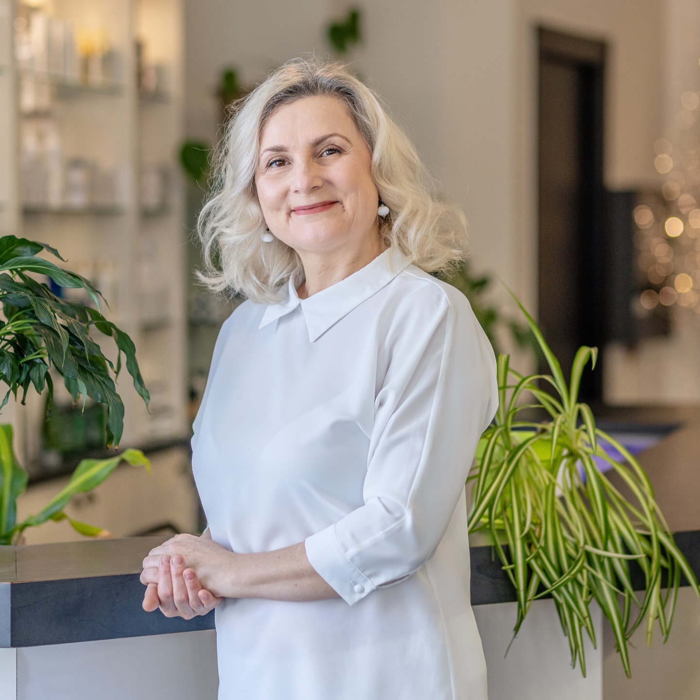 ✨ Derrière chaque soin, il y a une vraie expertise

Je suis Simona, dermo esthéticienne passionnée avec plus de 25 ans d’expérience 🤍

Depuis toutes ces années, j’ai vu, analysé et compris des centaines de peaux différentes.
Et une chose est sûre : il n’existe pas de routine universelle.

Chaque peau est unique.
Chaque soin est pensé sur mesure.

Ici, on ne suit pas les tendances.
On écoute, on observe, et on traite ta peau avec précision.

Que tu aies des imperfections, une peau sensible, de l’acné ou simplement envie de te sentir bien dans ta peau… tu es entre de bonnes mains ✨

📍 Salon Body Spa, Montréal
💌 Écris-moi ou réserve ton soin via le lien en bio

#montrealbeauty #soinvisagemontreal #estheticiennemontreal #skincaremtl #peausaine beautenaturelle