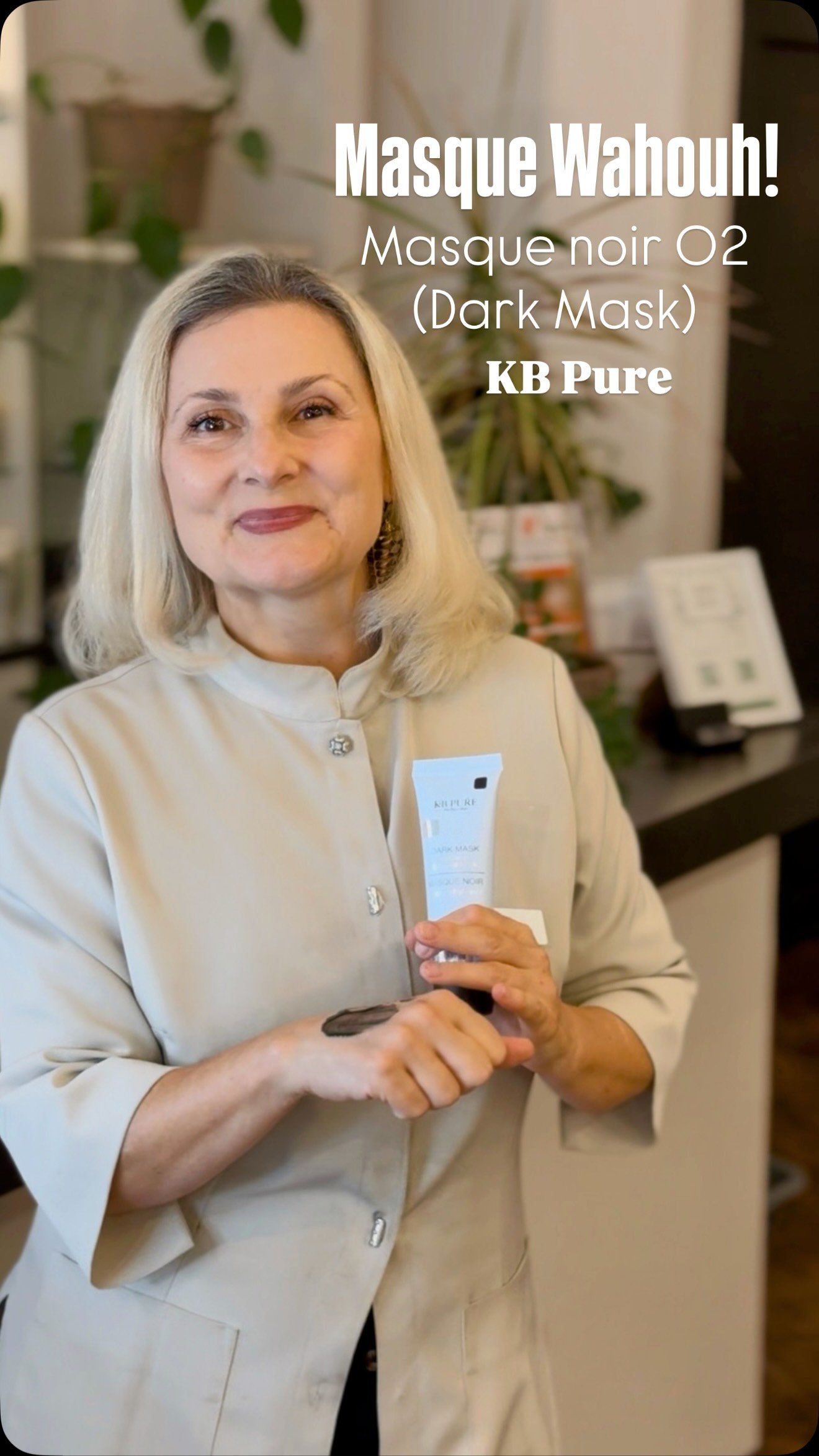 🖤 Le Dark Mask : le petit coup de détox dont votre peau peut avoir besoin.

Un masque noir… mais surtout un concentré d’actifs pour purifier la peau en douceur ✨

🌿 Charbon de bambou pour aider à éliminer les impuretés
💨 Oxygène actif pour raviver l’éclat du teint
✨ Une action exfoliante pour éliminer les cellules mortes
🤍 Et tout ça sans agresser la barrière cutanée

Résultat ? Une peau propre, fraîche et plus lumineuse.

Mais comme toujours en skincare : le bon produit, c’est celui qui correspond à votre peau et à ses besoins.

Le Dark Mask est disponible chez Body Spa, avec les conseils de Simona pour vous aider à l’intégrer correctement dans votre routine.

📍 Body Spa Montréal
💌 Écrivez-nous pour savoir si ce masque convient à votre peau.

#KBPure #DarkMask #skincaremtl #soinvisage #masquefacial peausaine estheticiennemontreal skincaretips montrealbeauty